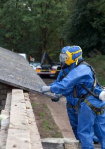 Inspecteur controleert woning op aanwezigheid van asbestmaterialen